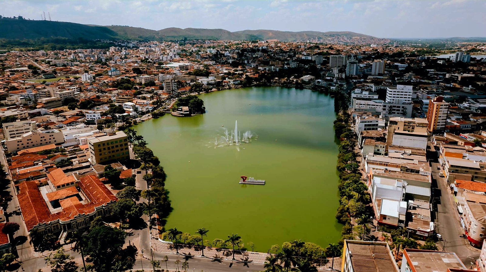 Vista aérea da Lagoa Paulino, Centro de Sete Lagoas - MG