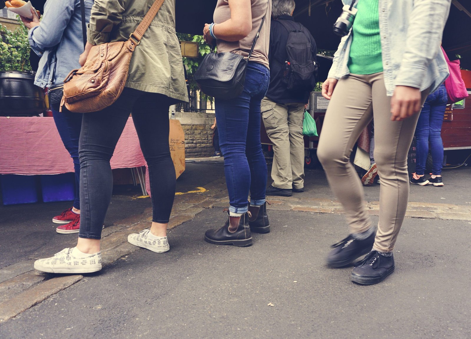 Pessoas jovens na rua em Sete Lagoas